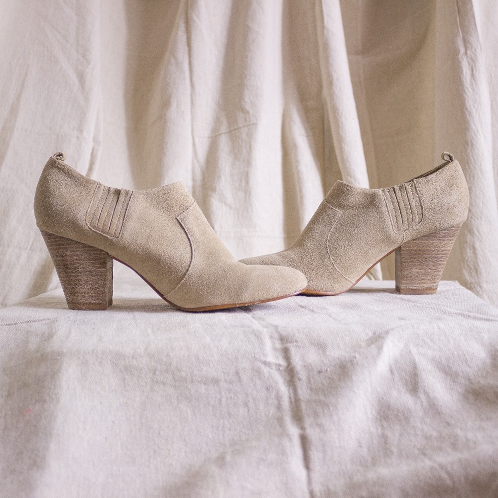 🌵desert sand suede block heel booties